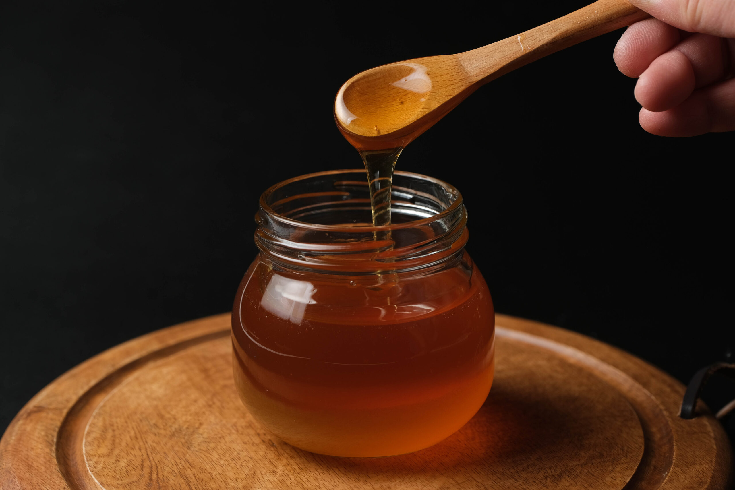 The top-class raw honey in Japan that preserves the life of the bees and impresses with its elegant richness and mellowness the moment you put it in your mouth.
